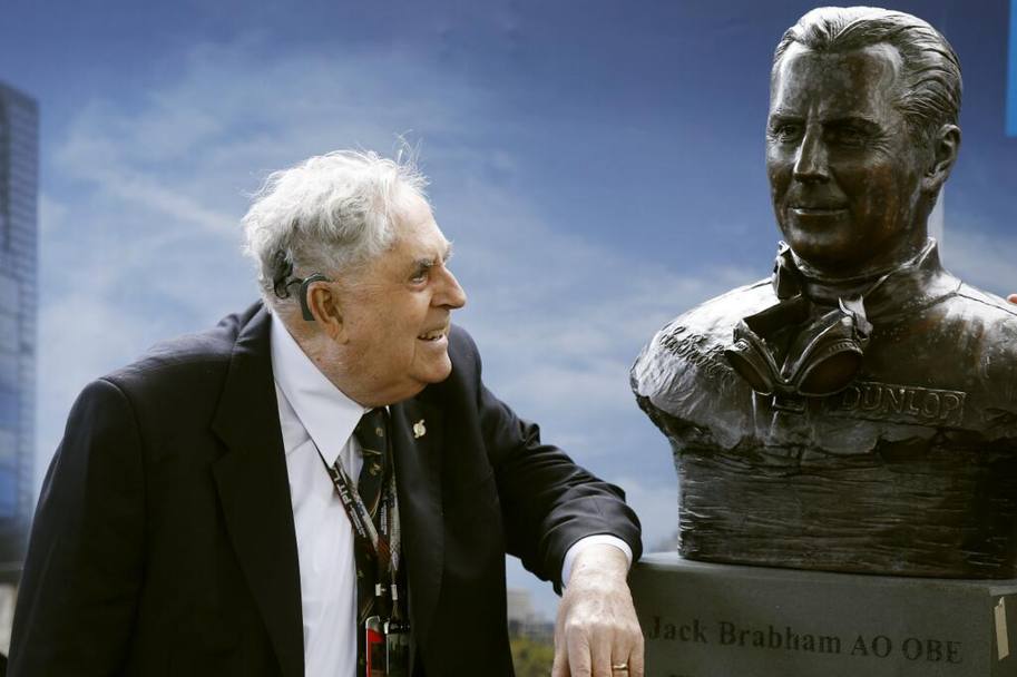 Sir Jack Brabham in una recente foto all&#39;Albert Park di Melbourne con il monumento a lui dedicato